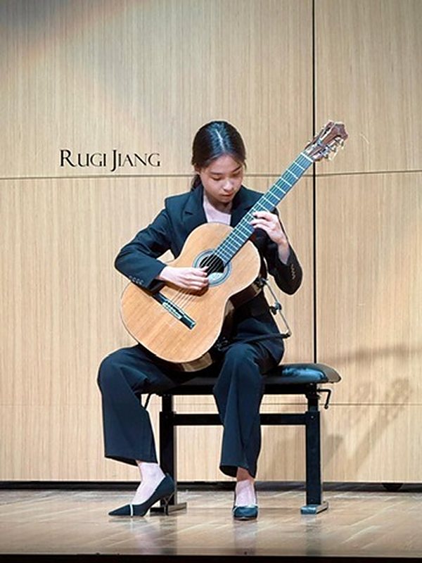 Ruqi Jiang performing in the 2026 final